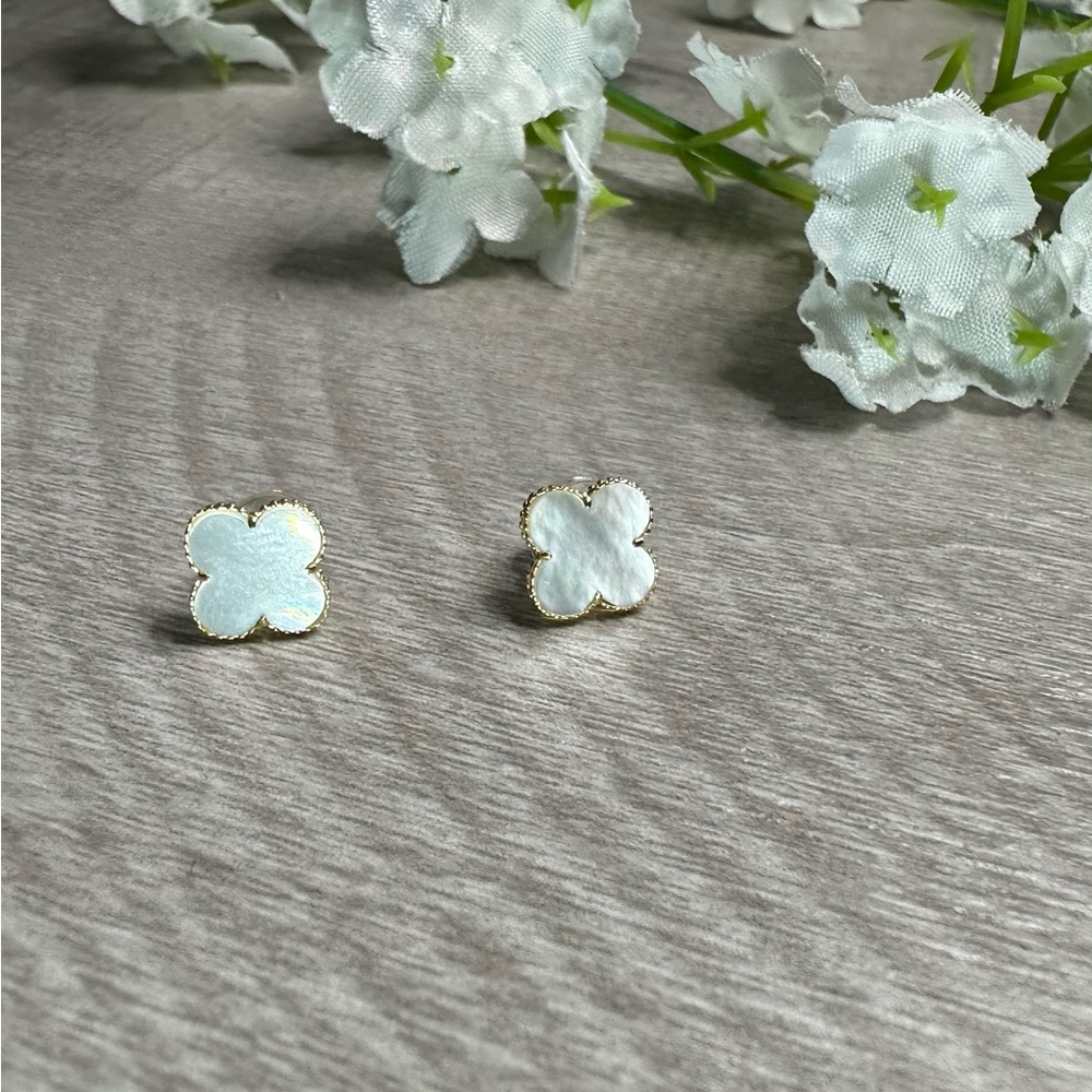Clover pearl earrings